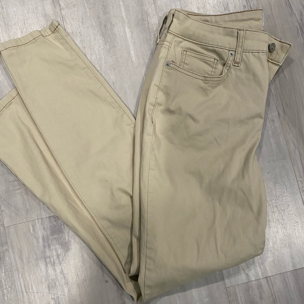 Crown and ivy khaki pants never worn but to try on